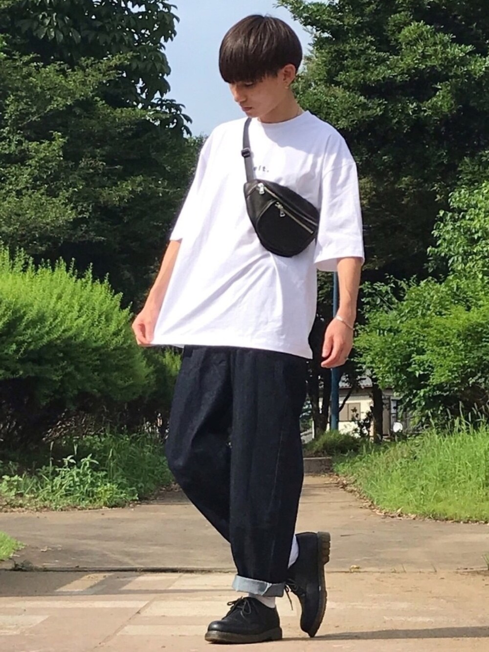 「シンプルコーデ、夏、おしゃれさんと繋がりたい、低身長、ワイドデニム、夏コーデ、Tシャツ、Tシャツ×デニム、白Tシャツ、ロゴT」｜「melt.のmelt. - 刺繍ロゴTシャツ -（Tシャツ/カットソー、ホワイト系）」を使った、ゆーすけさん（メンズ・166cm）の夏コーディネートの1枚目の写真