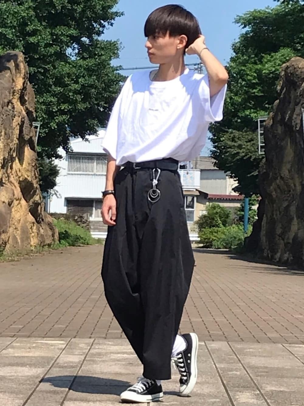 ホワイト系のTシャツ/カットソー、ブラック系のその他パンツ、ブラック系のスニーカーを着用したメンズの夏コーディネートの1枚目の写真