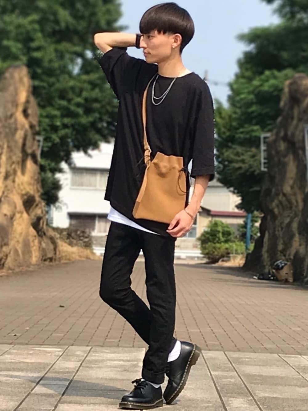 「オーバーサイズ、ブラック、オールブラック、ユニクロ、スキニーデニム、巾着バッグ、低身長」｜「UNIQLOのエアリズムコットンオーバーサイズTシャツ（5分袖）（Tシャツ/カットソー、ブラック系）」を使った、ゆーすけさん（メンズ・166cm）の秋コーディネートの1枚目の写真