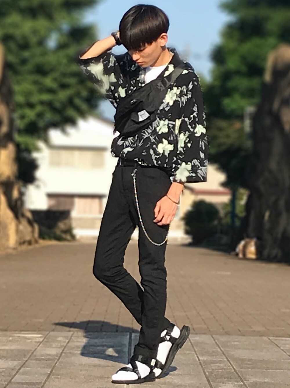 「柄シャツ、アロハシャツ、低身長、タックイン、オーバーサイズ、オールブラック、スキニーデニム、夏コーデ、ストリート、韓国ファッション」｜「UNIQLOのエアリズムコットンオーバーサイズTシャツ（5分袖）（Tシャツ/カットソー、ホワイト系）」を使った、ゆーすけさん（メンズ・166cm）の夏コーディネートの1枚目の写真