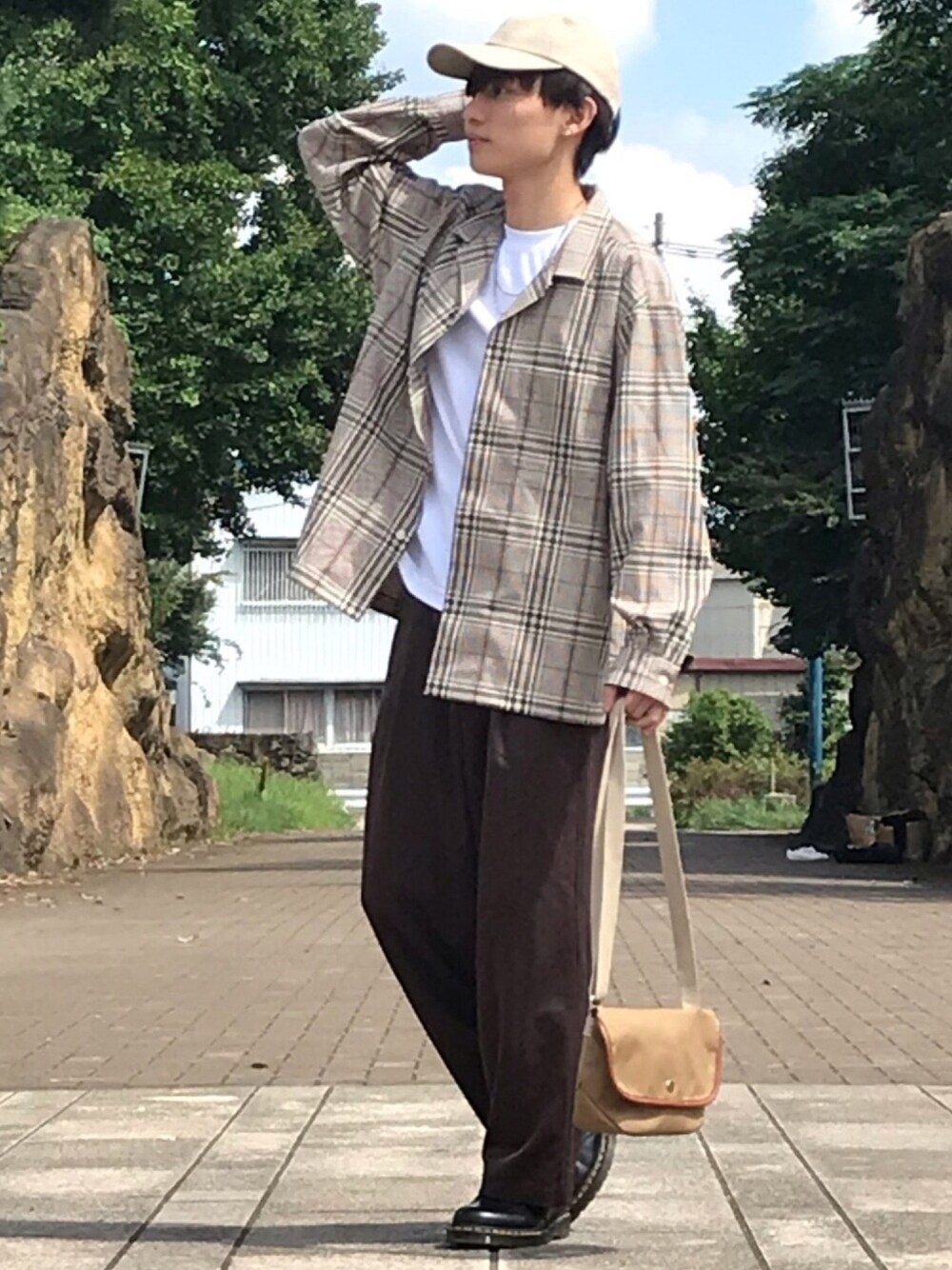 「秋のコーデ、大人カジュアル、プチプラ、オーバーサイズ、チェックシャツ、GU、秋服準備はじめました、ブラウン、秋コーデ」｜「GUのアイテム（トップス、ベージュ系）」を使った、ゆーすけさん（メンズ・166cm）の秋コーディネートの1枚目の写真