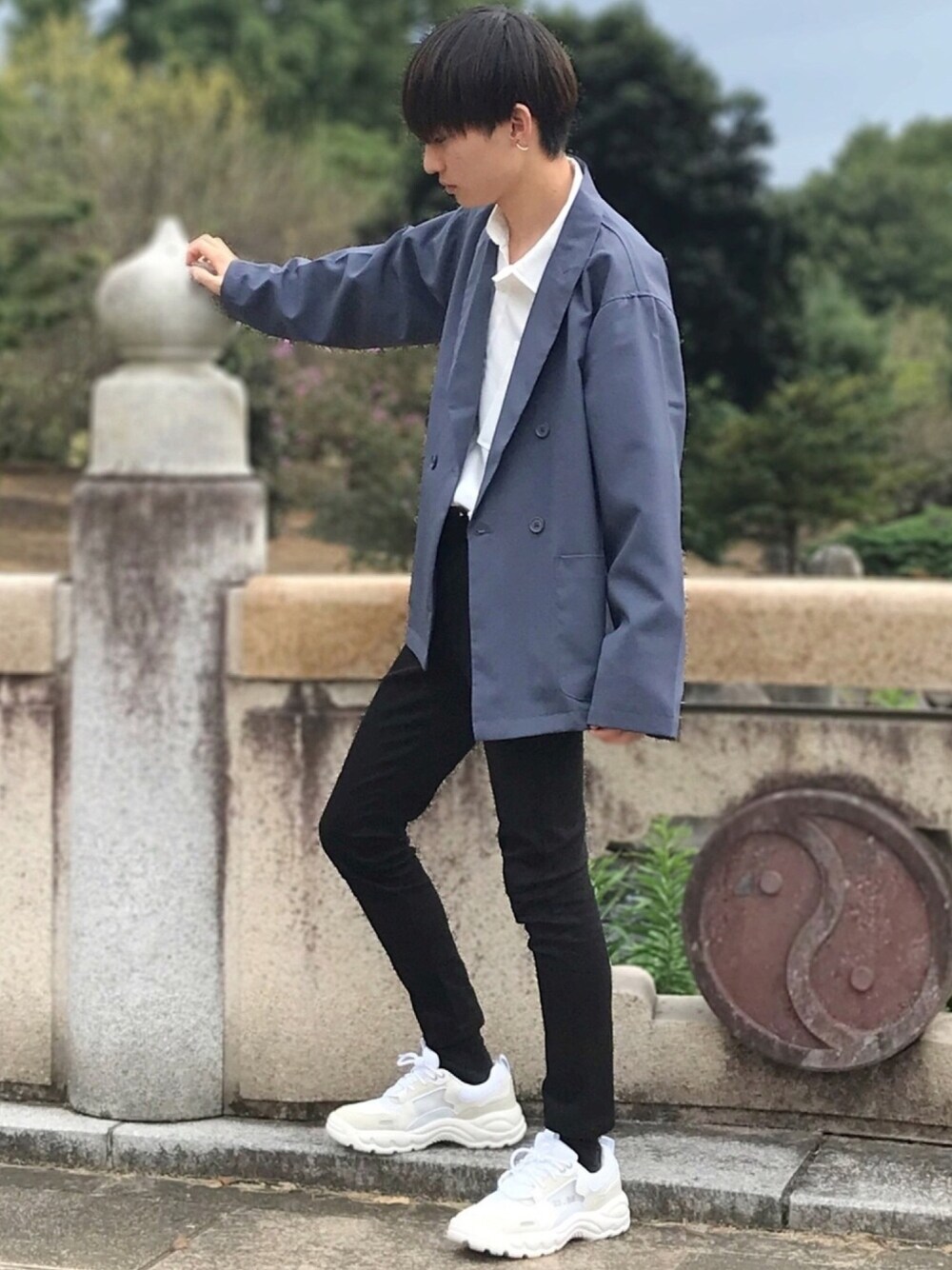 「韓国ファッション、低身長、白スニーカー、タックイン、白シャツ、スキニーデニム、ZIP FIVE、秋のコーデ、きれいめカジュアル、キレイめ」｜「ZIP FIVEの【ZOZO限定】インフルエンサー 【SHOTA】×【ZIPFIVE】ポリエステルトロピカル ダブルテーラードジャケット（テーラードジャケット、ブルー系）」を使った、ゆーすけさん（メンズ・166cm）の秋コーディネートの1枚目の写真