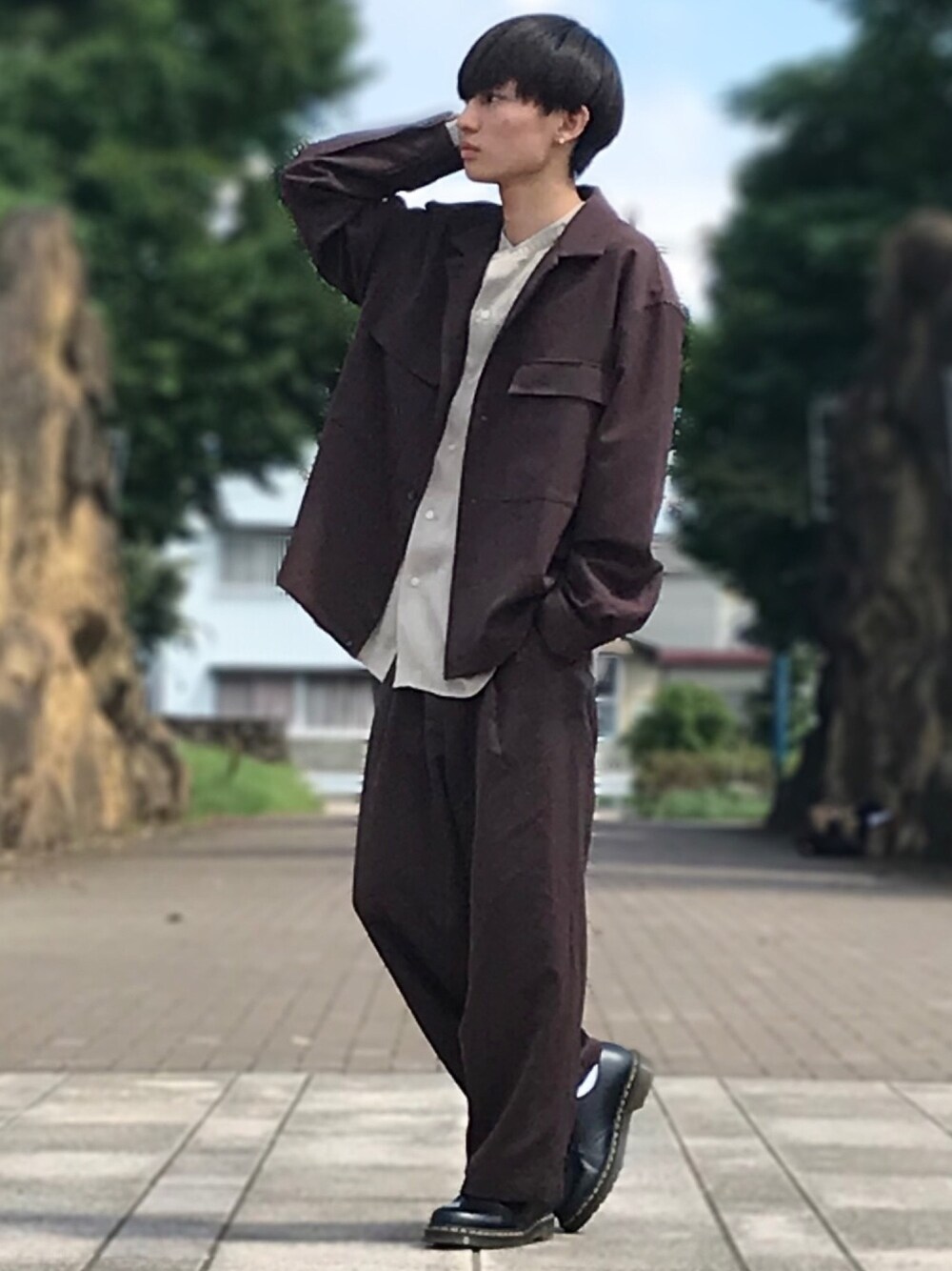 ベージュ系のシャツ/ブラウス、ブラウン系のシャツ/ブラウス、ブラウン系のスラックスを着用したメンズの秋コーディネートの1枚目の写真