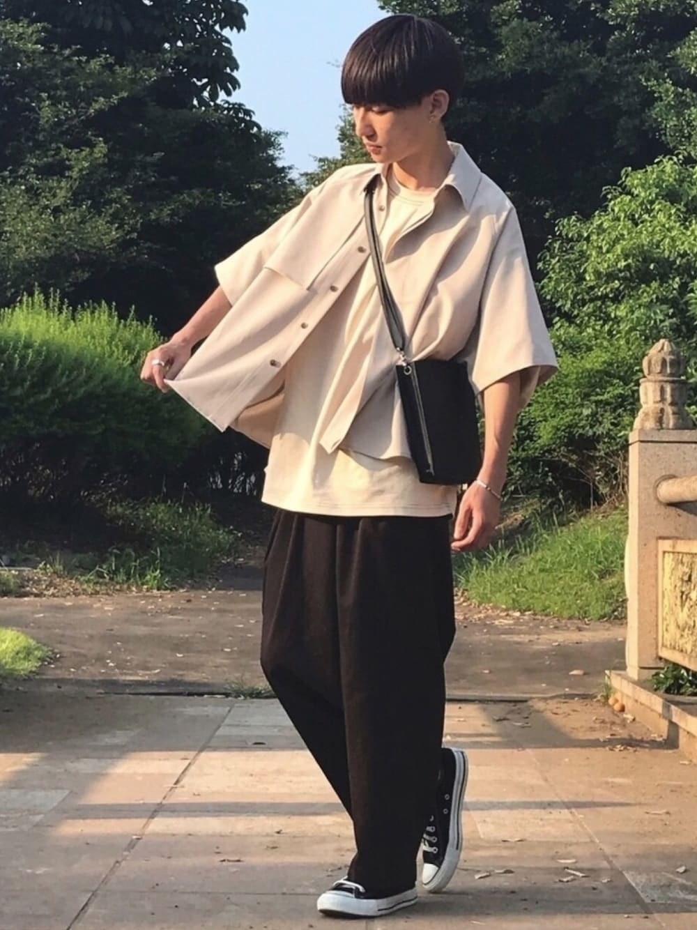 「夏コーデ、シンプル、おしゃれさんと繋がりたい、トレンド、ブラウン、くすみカラー、低身長、カジュアル、shiki tokyo、スクエアバッグ」｜「shiki tokyoのloose stitch tee / ルーズ ステッチTシャツ（Tシャツ/カットソー、ホワイト系）」を使った、ゆーすけさん（メンズ・166cm）の夏コーディネートの1枚目の写真