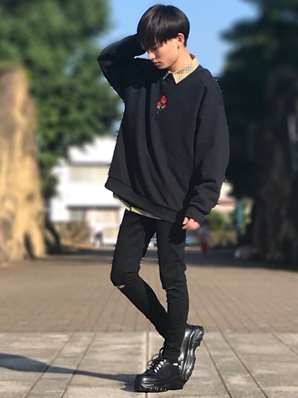 「韓国ファッション、ストリート、オールブラック、スウェット、ダッドスニーカー、レイヤードスタイル、オーバーサイズ、スキニーデニム」｜「ADRERのWEARISTA KEI × COOOPER バラシシュウビッグスウェット（スウェット、ブラック系）」を使った、ゆーすけさん（メンズ・166cm）の秋コーディネートの1枚目の写真