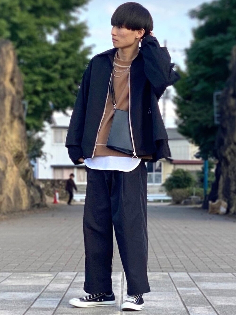「オトナカジュアル、セットアップ、きれいめカジュアル、ビッグシルエット、ワイドパンツ、スウェット、オーバーサイズ、スクエアバッグ、ブルゾン、スニーカーコーデ」｜「shiki tokyoのlayered ring zip blouson / レイヤードリングジップブルゾン（ブルゾン、ブラック系）」を使った、ゆーすけさん（メンズ・166cm）の秋コーディネートの1枚目の写真