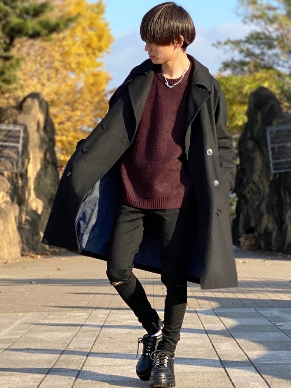 「年末WEAR感謝祭、冬のコーデ、低身長コーデ、コート、ロングコート、チェスターコート、オーバーコート、ダッドスニーカー、ニット、ワインレッド」｜「ADRERのADRER 極上ふわもちニット（ニット/セーター、レッド系）」を使った、ゆーすけさん（メンズ・166cm）の冬コーディネートの1枚目の写真