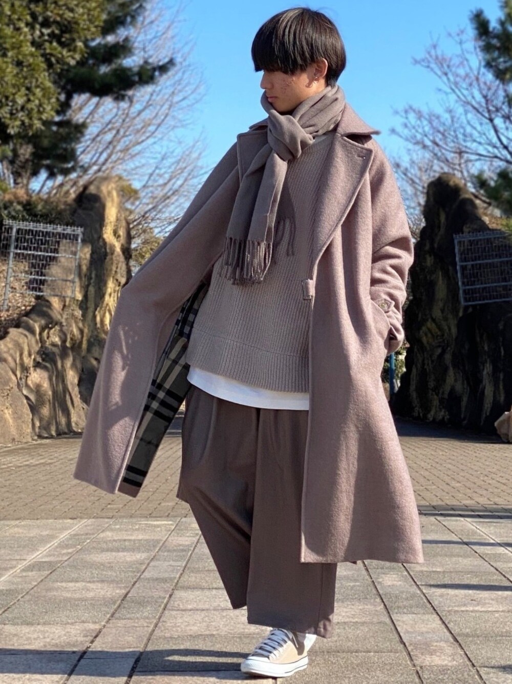 「私の推しブランド、ベージュコーデ、ワントーンコーデ、マフラー、ロングコート、チェスターコート、オーバーコート、コート、ニットコーデ、レイヤード」｜「shiki tokyoのOVERSIZED TILOCHEN COAT / オーバーサイズタイロッケンコート（トレンチコート、ベージュ系）」を使った、ゆーすけさん（メンズ・166cm）の冬コーディネートの1枚目の写真
