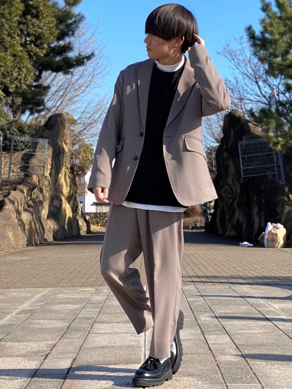 「セットアップ、スウェット、ハイネック、モックネック、革靴、きれいめカジュアル、テーラードジャケット、キレイめ、低身長コーデ、ローファー」｜「WYM LIDNMの【WYM LIDNM】RELAX DRAPE SET-UP/セットアップ（セットアップ、ベージュ系）」を使った、ゆーすけさん（メンズ・166cm）の冬コーディネートの1枚目の写真