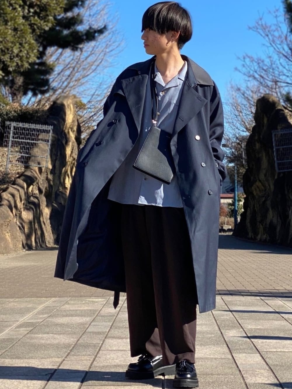 「くすみカラー、ワイドパンツ、ブラウンパンツ、革靴、春コーデ、くすみブルー、ブルー、トレンチコート、ロングコート、スクエアバッグ」｜「CASPER JOHNのCleric Trench Coat/クレリックトレンチコート（トレンチコート、ブルー系）」を使った、ゆーすけさん（メンズ・166cm）の冬コーディネートの1枚目の写真