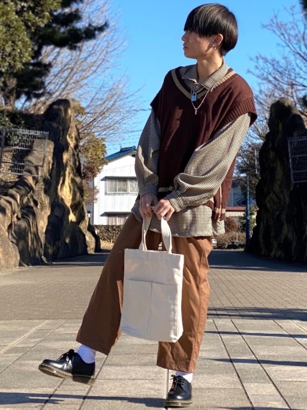 「ゆるコーデ、ベスト、ニットベスト、ブラウンコーデ、チョコ色に染まれ、チェックシャツ、ブラウン、トートバッグ、革靴、カジュアル」｜「ADRERのWサイドリングジップチルデンニットベスト（ベスト、ブラウン系）」を使った、ゆーすけさん（メンズ・166cm）の冬コーディネートの1枚目の写真