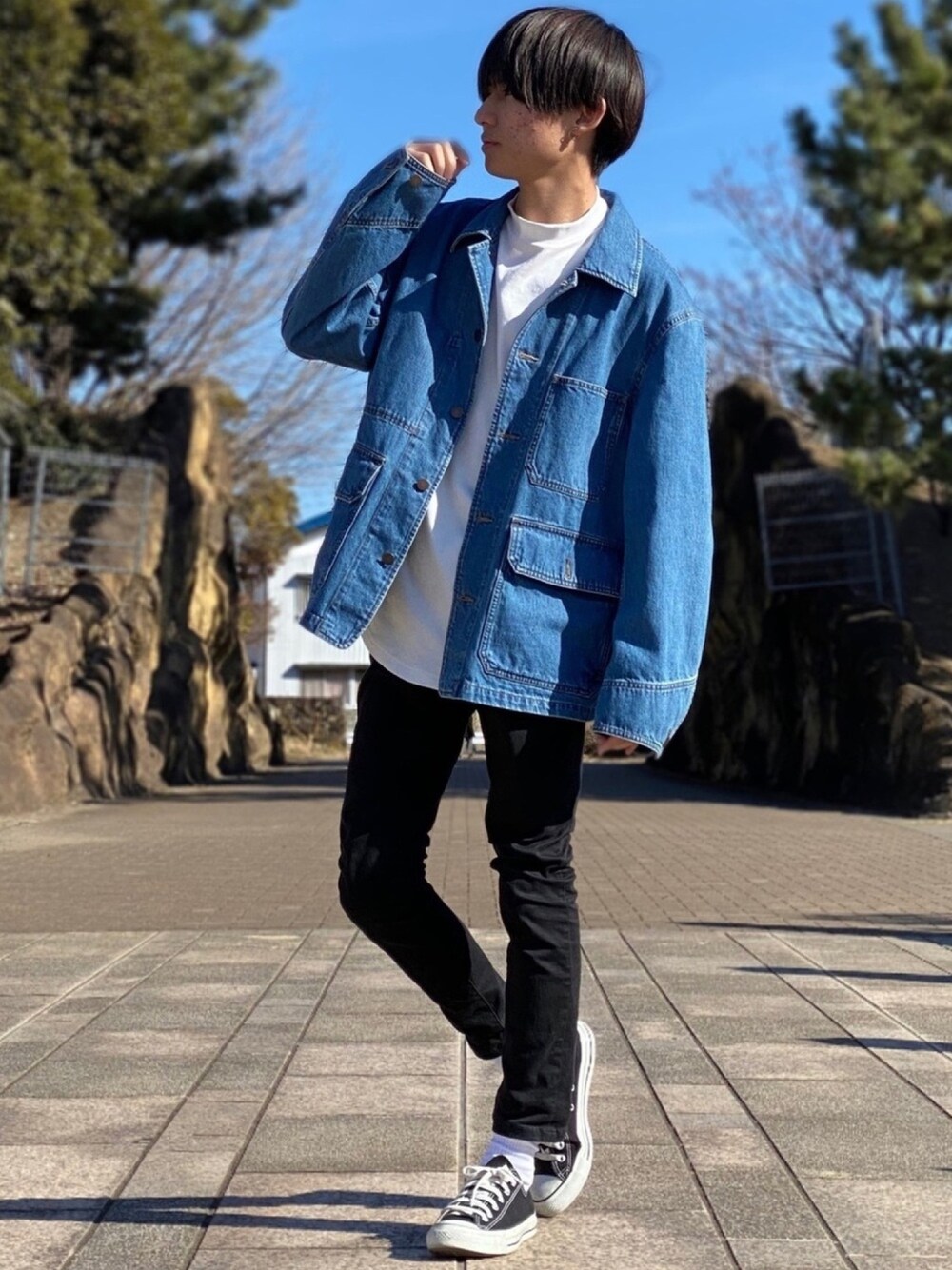 「UNIQLO U、黒スキニー、デニムジャケット、ワークジャケット、ブルーコーデ、爽やかコーデ、スキニーパンツ、スキニー、モックネック、春アウター」｜「UNIQLOのデニムワークジャケット（ブルゾン、ブルー系）」を使った、ゆーすけさん（メンズ・166cm）の冬コーディネートの1枚目の写真