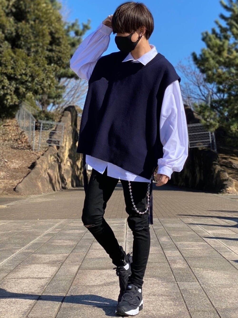 「ニットベスト、韓国コーデ、韓国ファッション、韓国ストリート、ストリートコーデ、ダメージスキニー、白シャツ、ネイビー、レイヤードスタイル、低身長コーデ」｜「ADRERのADRERドルマンスリーブオープンカラーシャツ（シャツ/ブラウス、ホワイト系）」を使った、ゆーすけさん（メンズ・166cm）の春コーディネートの1枚目の写真