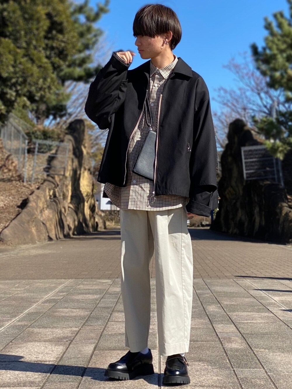 「ブルゾン、ショート丈、春アウター、白パンツ、革靴、チェックシャツ、スクエアバッグ、低身長、低身長コーデ」｜「shiki tokyoのlayered ring zip blouson / レイヤードリングジップブルゾン（ブルゾン、ブラック系）」を使った、ゆーすけさん（メンズ・166cm）の春コーディネートの1枚目の写真