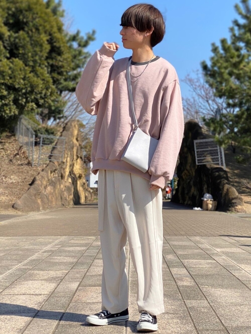 「くすみカラー、くすみピンク、ピンク、ペールトーン、ゆるコーデ、白パンツ、スクエアバッグ、低身長コーデ、スウェット」｜「LILLのスモーキートーンドロップショルダー袖ボリュームサイドスリットクルースウェット（スウェット、ピンク系）」を使った、ゆーすけさん（メンズ・166cm）の春コーディネートの1枚目の写真