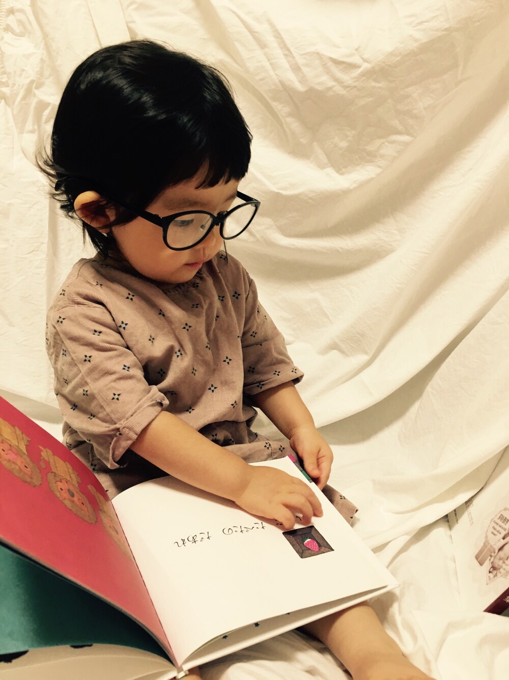 「一歳、読書」｜「babyGAPのアイテム（ママ＆ベビー、ピンク系）」を使った、nana⭐︎🌙さん（キッズ・70cm）の秋コーディネートの1枚目の写真