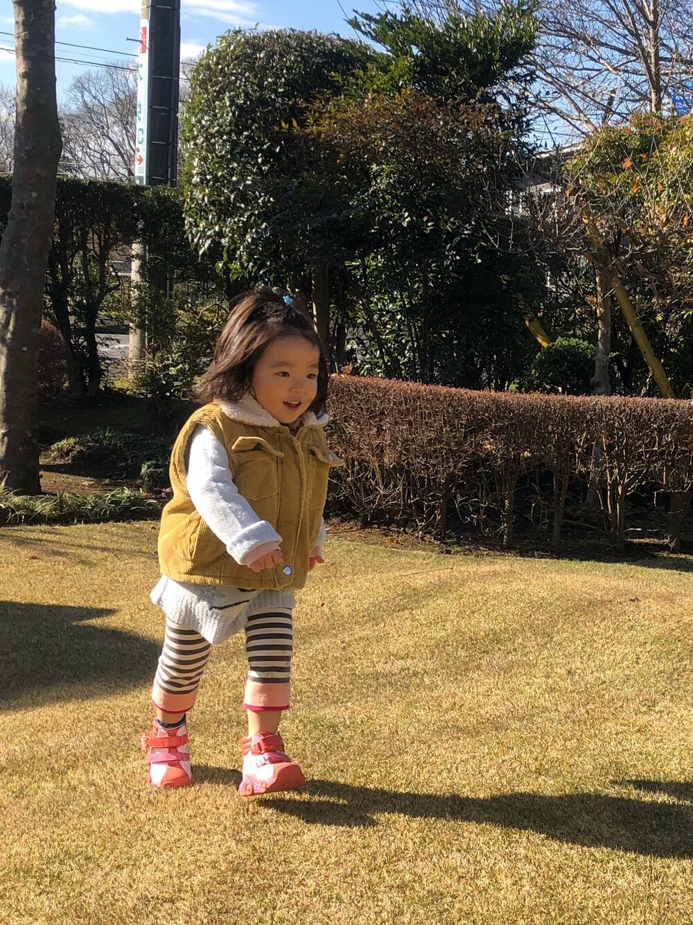「ベスト」｜「バックプリントがかわいいのアイテム（その他アウター、ベージュ系）」を使った、nana⭐︎🌙さん（キッズ・80cm）の冬コーディネートの1枚目の写真