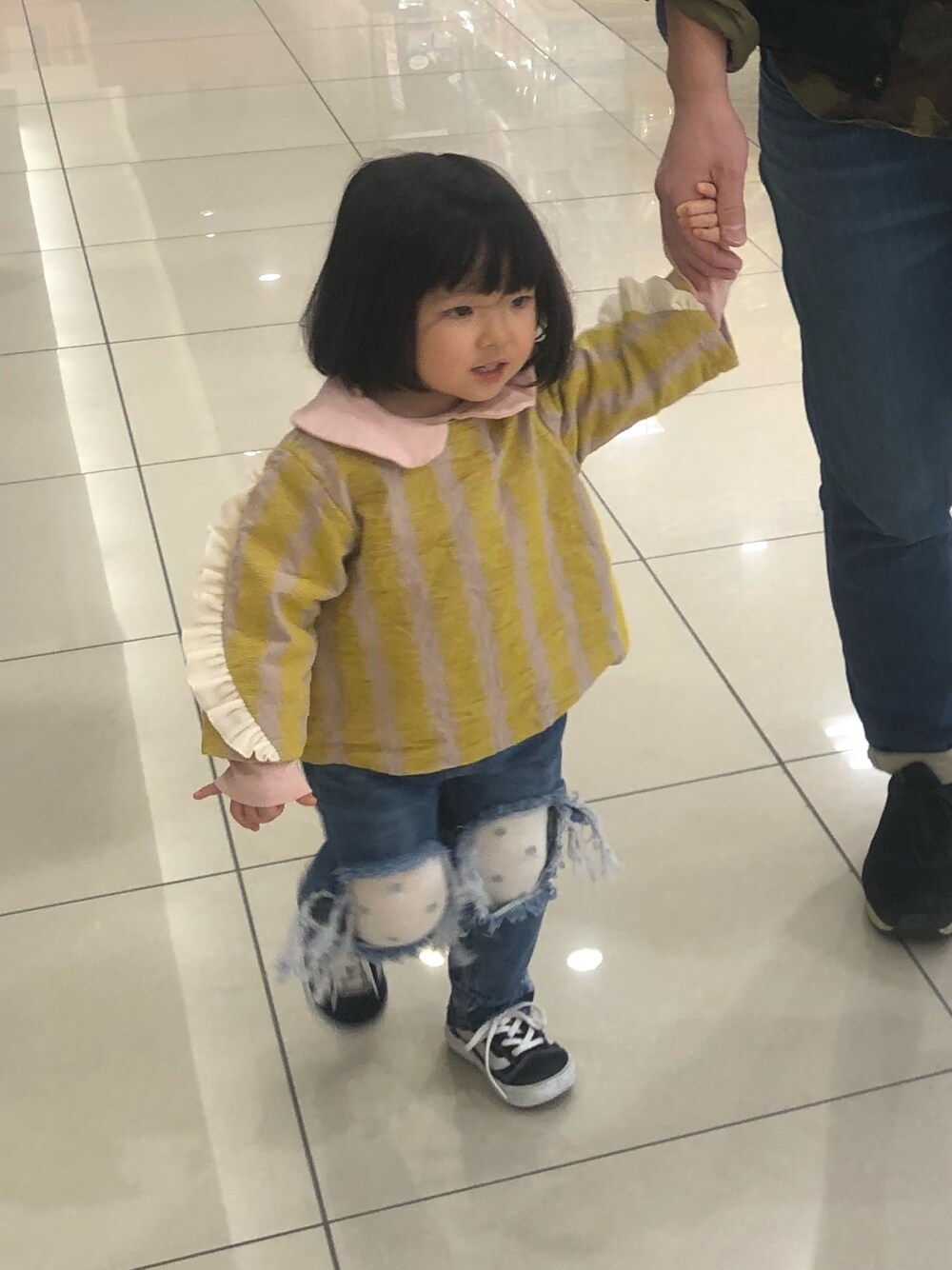 「セールで買いました」｜「apres les coursのアイテム（シャツ/ブラウス、イエロー系）」を使った、nana⭐︎🌙さん（キッズ・90cm）の冬コーディネートの1枚目の写真
