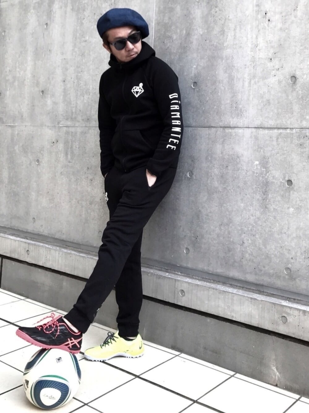 ブラック系のジャージ、ブラック系のその他パンツ、ブラック系のシューズを着用したメンズの春コーディネートの1枚目の写真