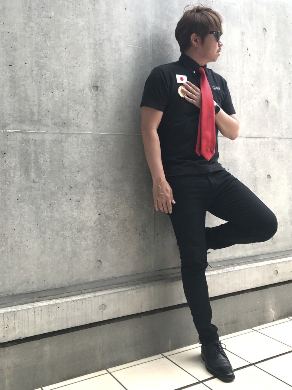 ブラック系のその他パンツ、ブラック系のドレスシューズ、ブラック系のポロシャツを着用したメンズの夏コーディネートの1枚目の写真