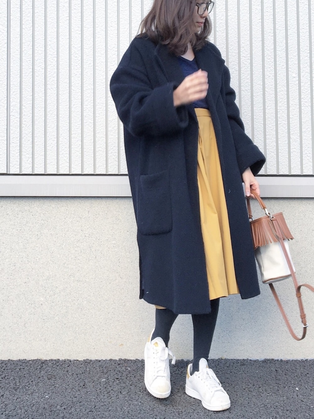 「カジュアル、スニーカー、オトナカジュアル、スカート、ショルダーバッグ、ノーカラーコート、ユニクロ、UNIQLO、ママコーデ、スタンスミス」｜「Mila Owenのウールブレンドダブルカフスコート（ノーカラージャケット、ブルー系）」を使った、ryokoさん（レディース・149cm）の冬コーディネートの1枚目の写真