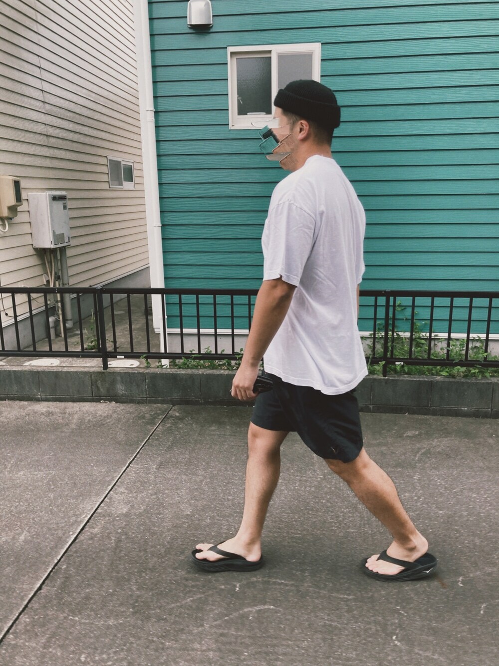 「白Tシャツ、サンダル、ootd、休日スタイル、オーバーサイズ、シンプル、モノトーン、夏コーデ」｜「usedのアイテム（Tシャツ/カットソー、ホワイト系）」を使った、sntさん（メンズ・182cm）の秋コーディネートの1枚目の写真