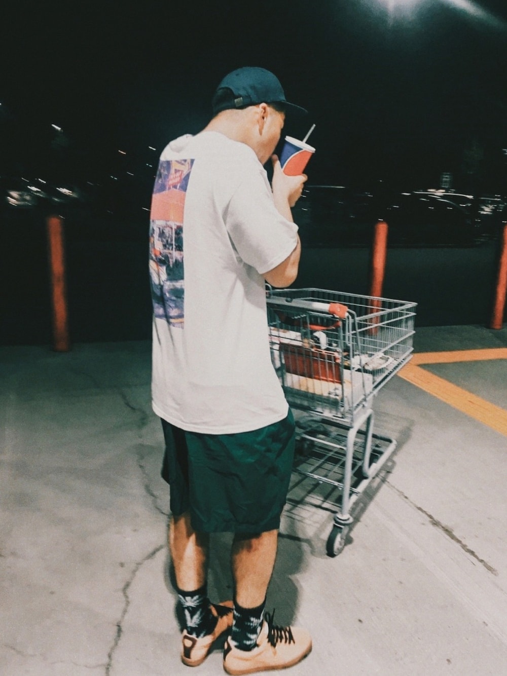 「CAP、白Tシャツ、ハーフパンツ、スニーカー、スニーカーコーデ、スニーカー×靴下、オーバーサイズ、ラフ、夏コーデ」｜「HANESのアイテム（Tシャツ/カットソー、ホワイト系）」を使った、sntさん（メンズ・183cm）の秋コーディネートの1枚目の写真