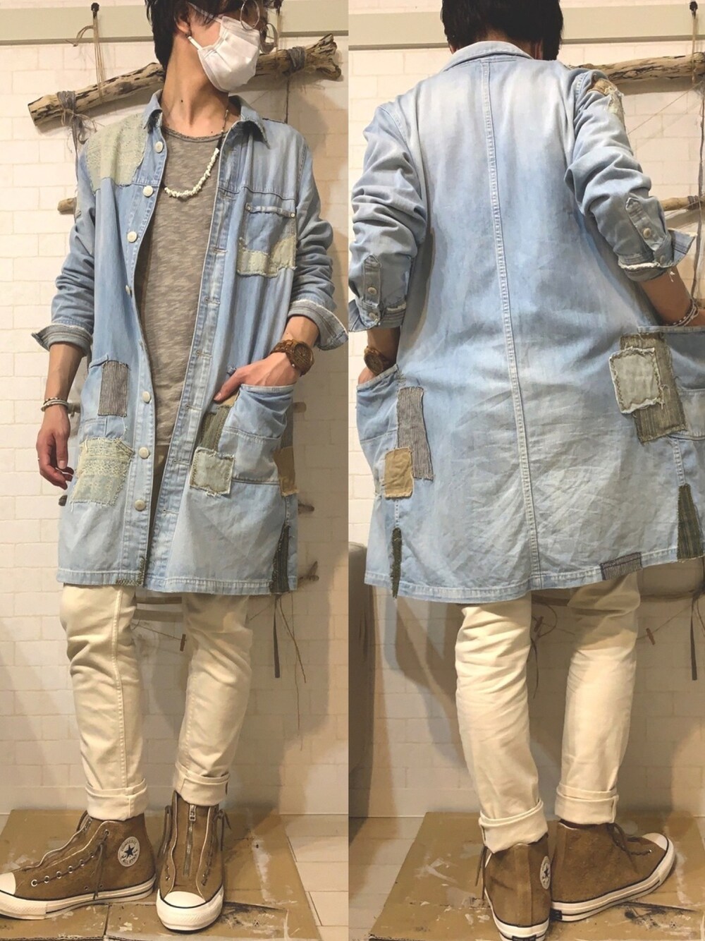 ブルー系のジャケット/アウター、ホワイト系のその他パンツ、ベージュ系のスニーカーを着用したメンズの春コーディネートの1枚目の写真