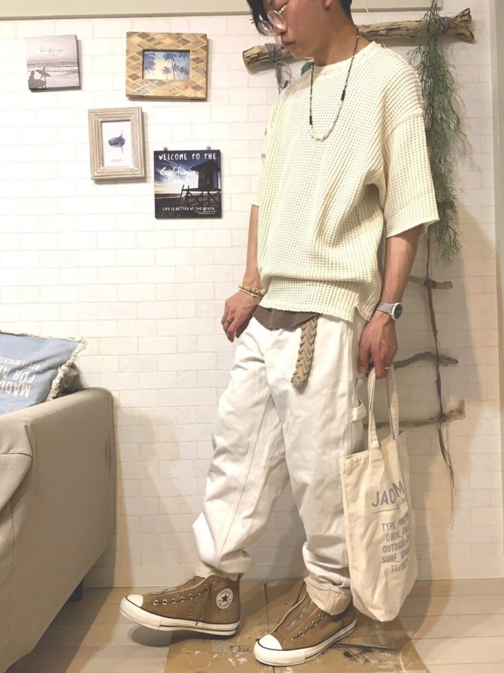 ホワイト系のTシャツ/カットソー、ホワイト系のデニムパンツ、ホワイト系のエコバッグ/サブバッグを着用したメンズの春コーディネートの1枚目の写真
