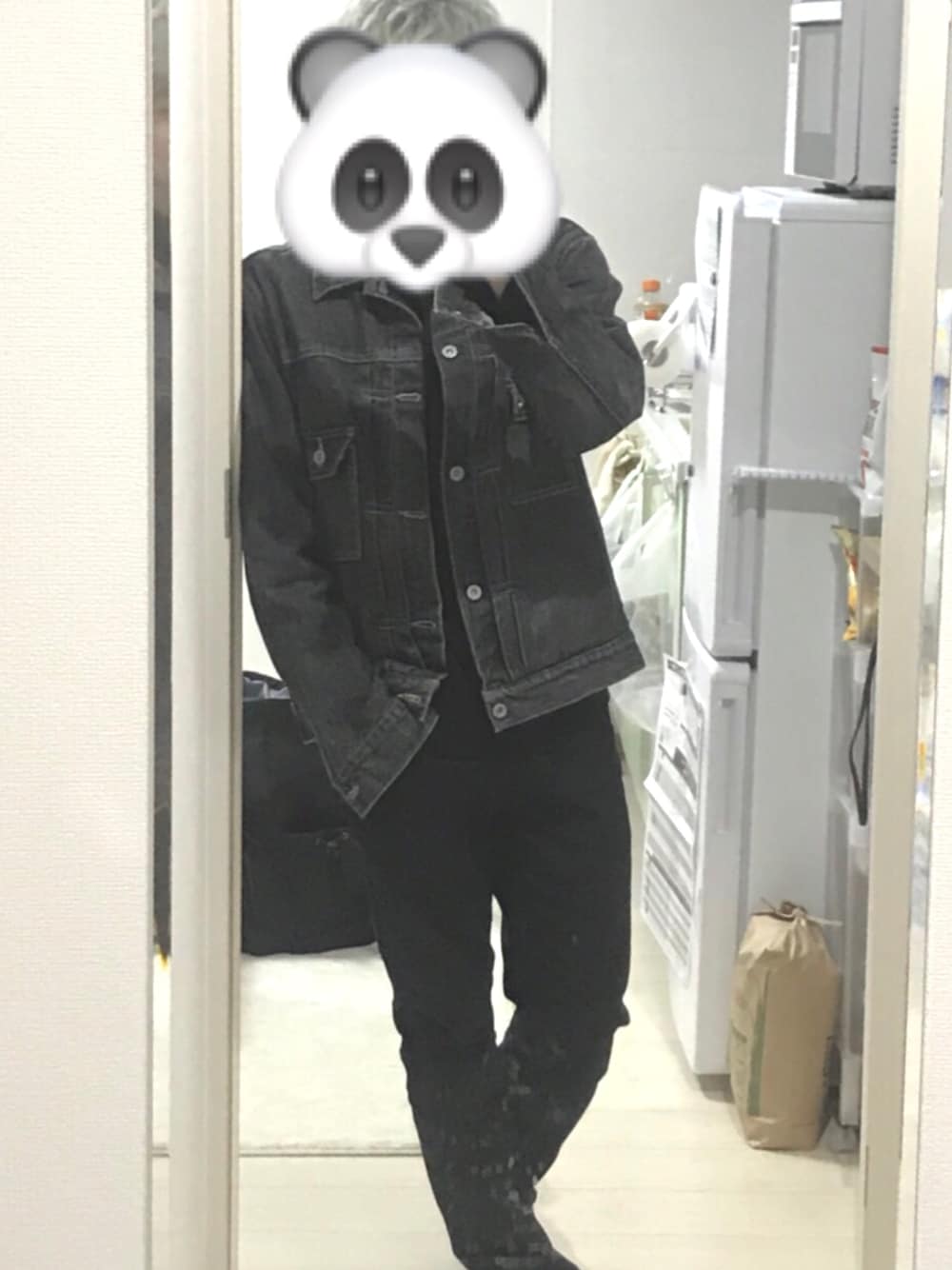 「黒、黒スキニー、黒コーデ、デニムジャケット、白髪」｜「Right-onのアイテム（デニムジャケット、ブラック系）」を使った、monさん（メンズ・156cm）の春コーディネートの1枚目の写真