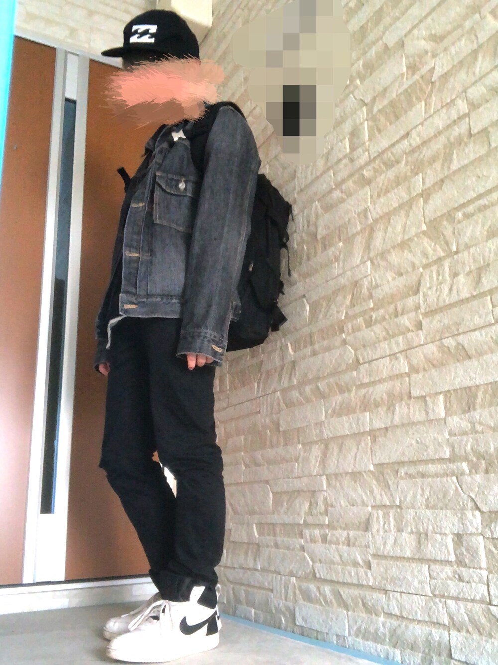 「シンプル、黒、MAKAVELIC、黒スキニー、デニムジャケット、BILLABONG、ビラボン(BILLABONG)」｜「Right-onのアイテム（デニムジャケット、ブラック系）」を使った、monさん（メンズ・156cm）の春コーディネートの1枚目の写真
