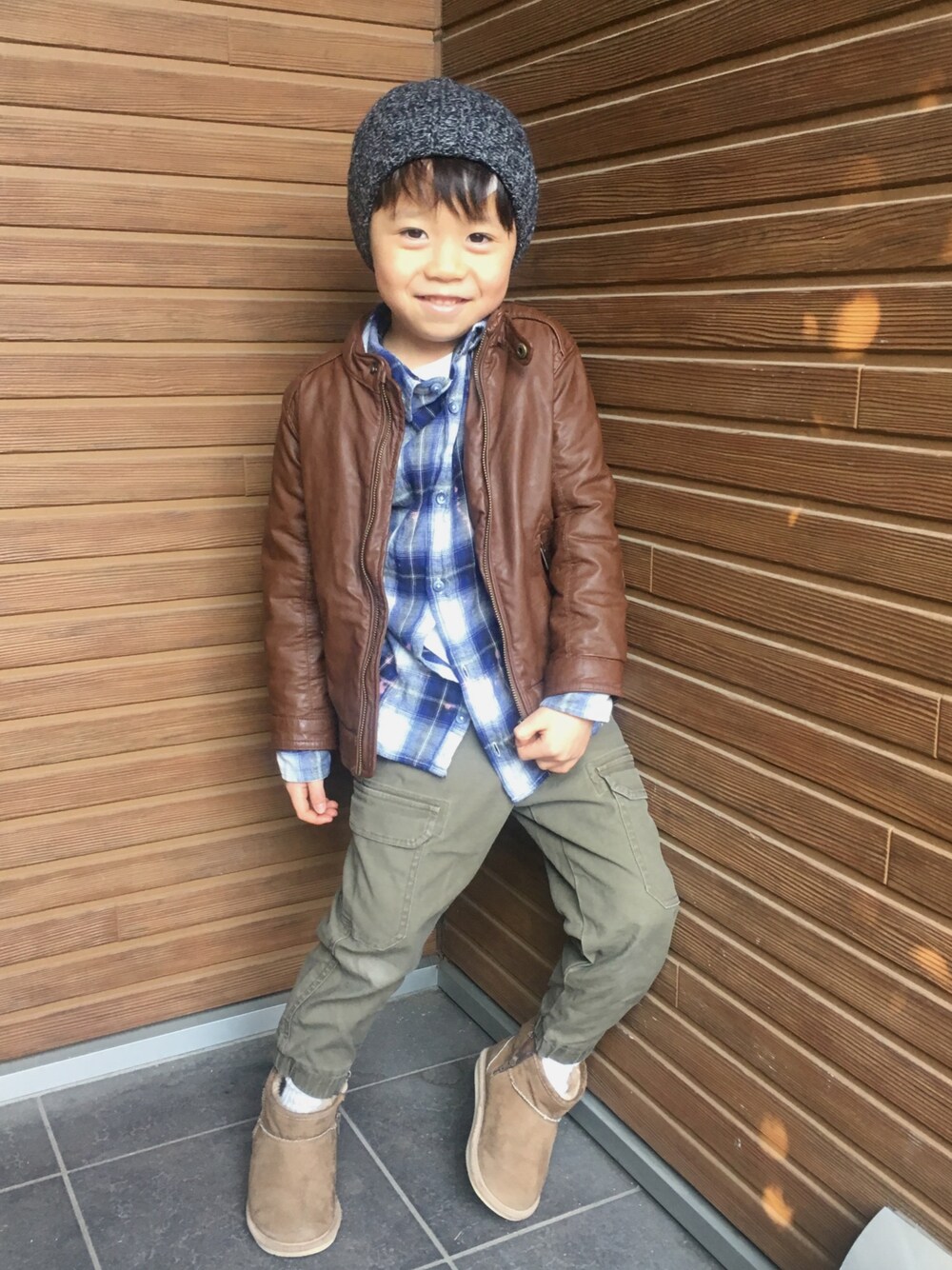 「男の子、レザージャケット、ネルシャツ、キッズコーデ、キッズファッション」｜「ZARAのアイテム（ノーカラージャケット、ブラウン系）」を使った、AOさん（キッズ・110cm）の冬コーディネートの1枚目の写真