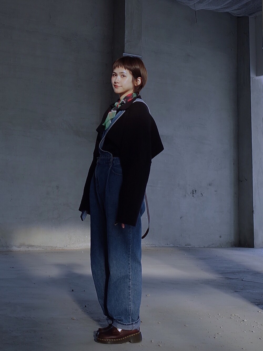 ブルー系のその他パンツ、ブラウン系のシューズ、グリーン系の付け襟を着用したレディースの冬コーディネートの1枚目の写真