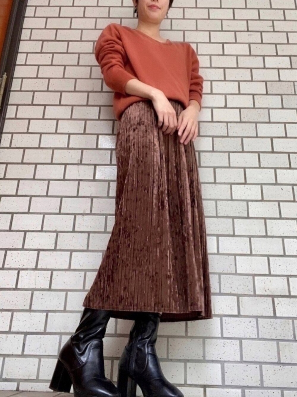 「秋コーデ、きれいめカジュアル、プチプラ、テラコッタ、ブラウン、ブーツ、GU、ショートヘア、ベリーショート、低身長」｜「GUのアイテム（スカート、ブラウン系）」を使った、mifyさん（レディース・150cm）の秋コーディネートの1枚目の写真