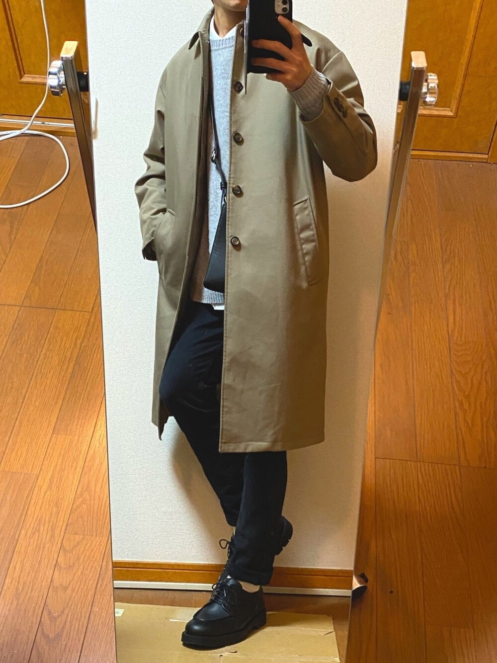 「おしゃれさんと繋がりたい、低身長、春コーデ、ステンカラーコート、大人コーデ、グレーニット、ベージュコート、白シャツ、キレイめ、休日スタイル」｜「DOOPZのDOOPZ TRドロップショルダーステンカラーコート（ステンカラーコート、ベージュ系）」を使った、フラペチーノさん（メンズ・163cm）の冬コーディネートの1枚目の写真