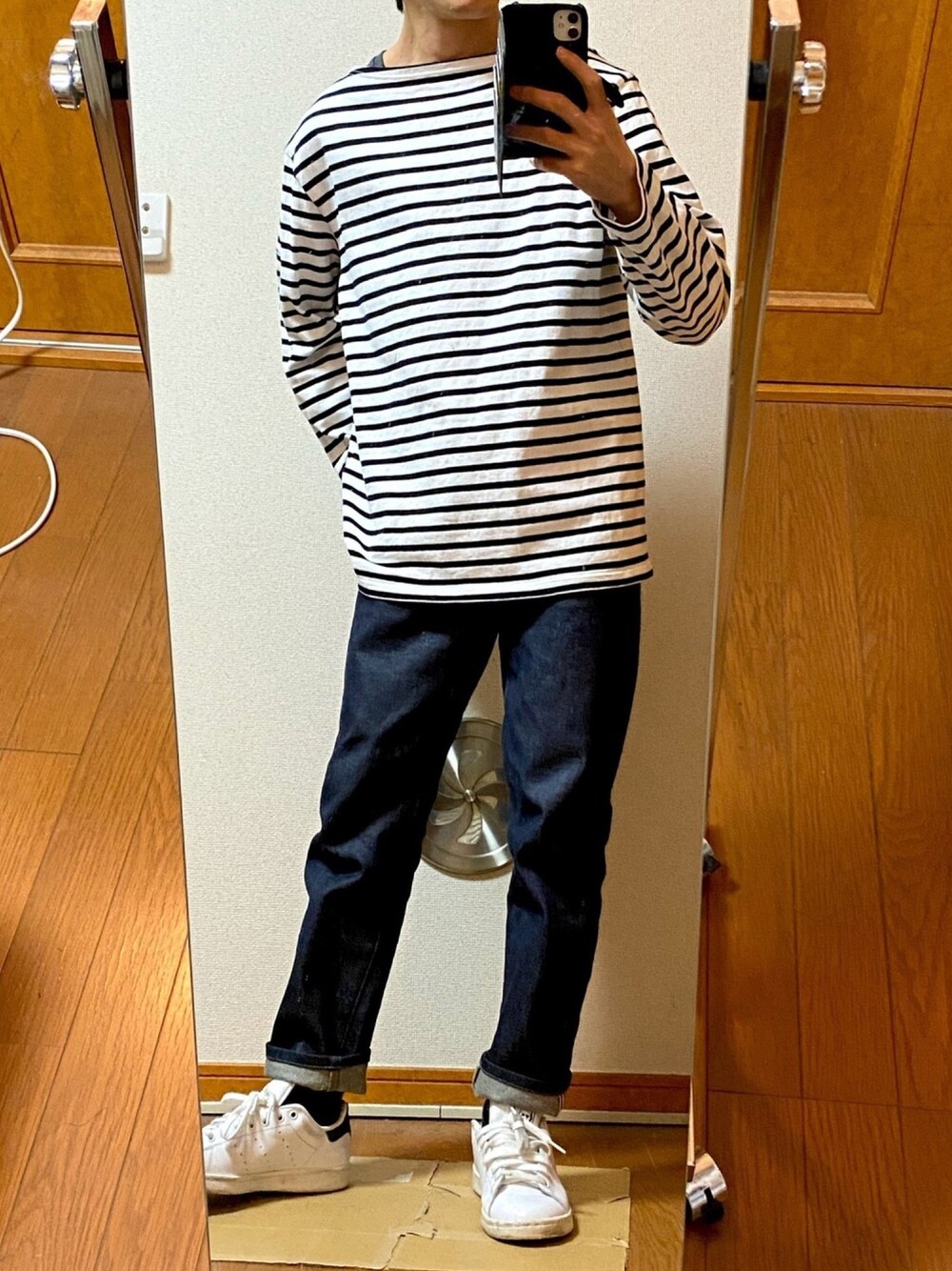 ホワイト系のTシャツ/カットソー、ブルー系のデニムパンツ、ホワイト系のスニーカーを着用したメンズの冬コーディネートの1枚目の写真