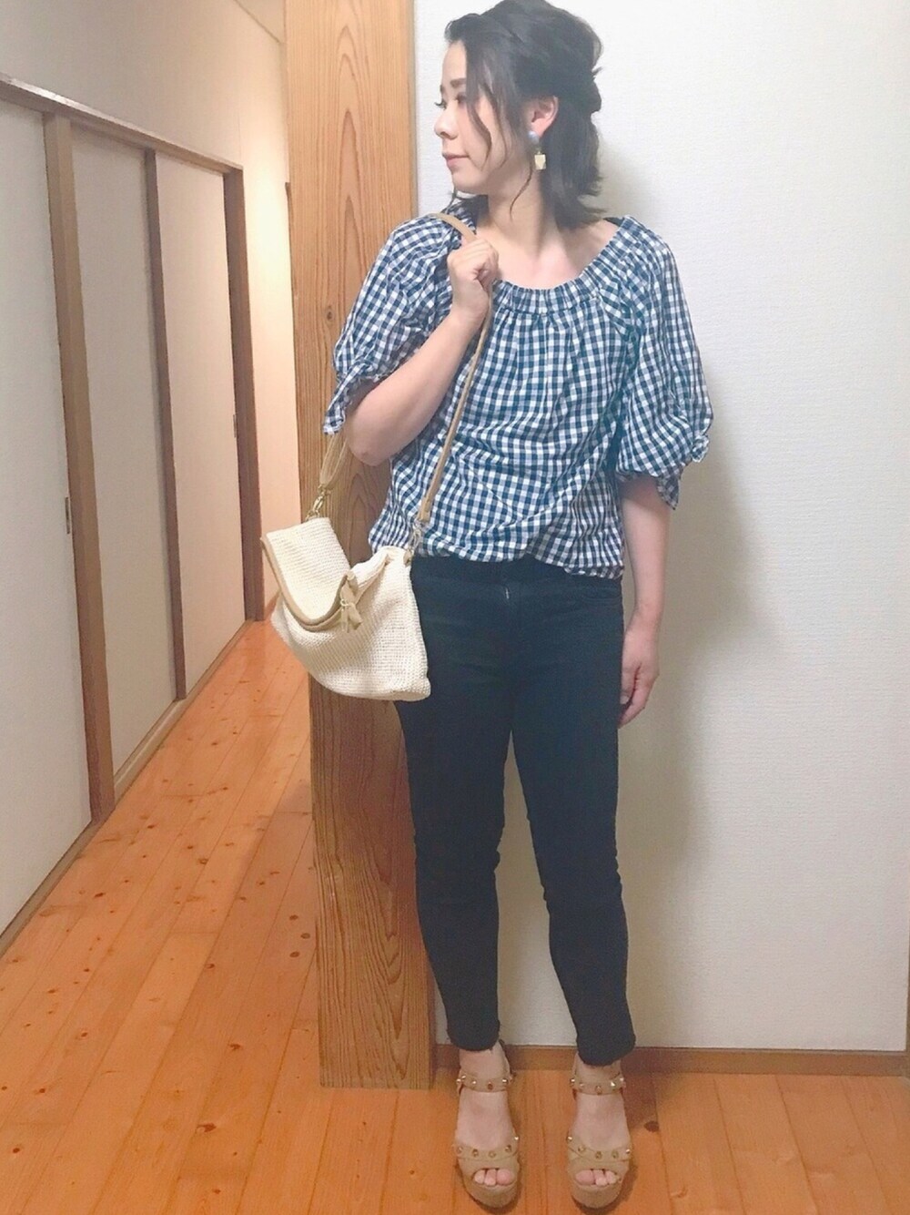 ブルー系のシャツ/ブラウス、ブラック系のパンツを着用したレディースの夏コーディネートの1枚目の写真