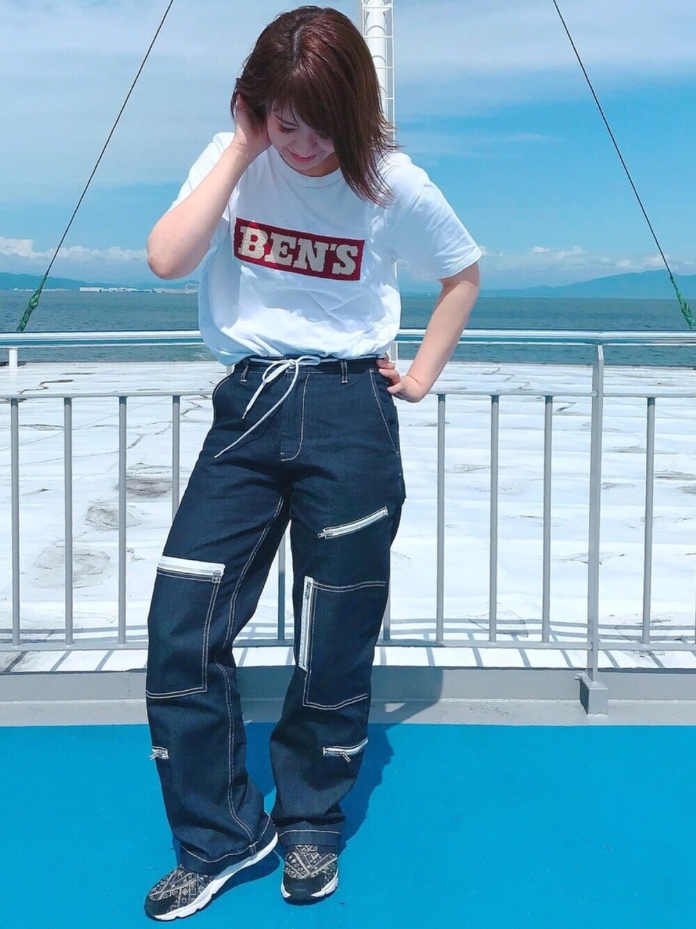 ホワイト系のTシャツ/カットソー、ブラック系のスニーカー、ブラック系のトップスを着用したレディースの夏コーディネートの1枚目の写真