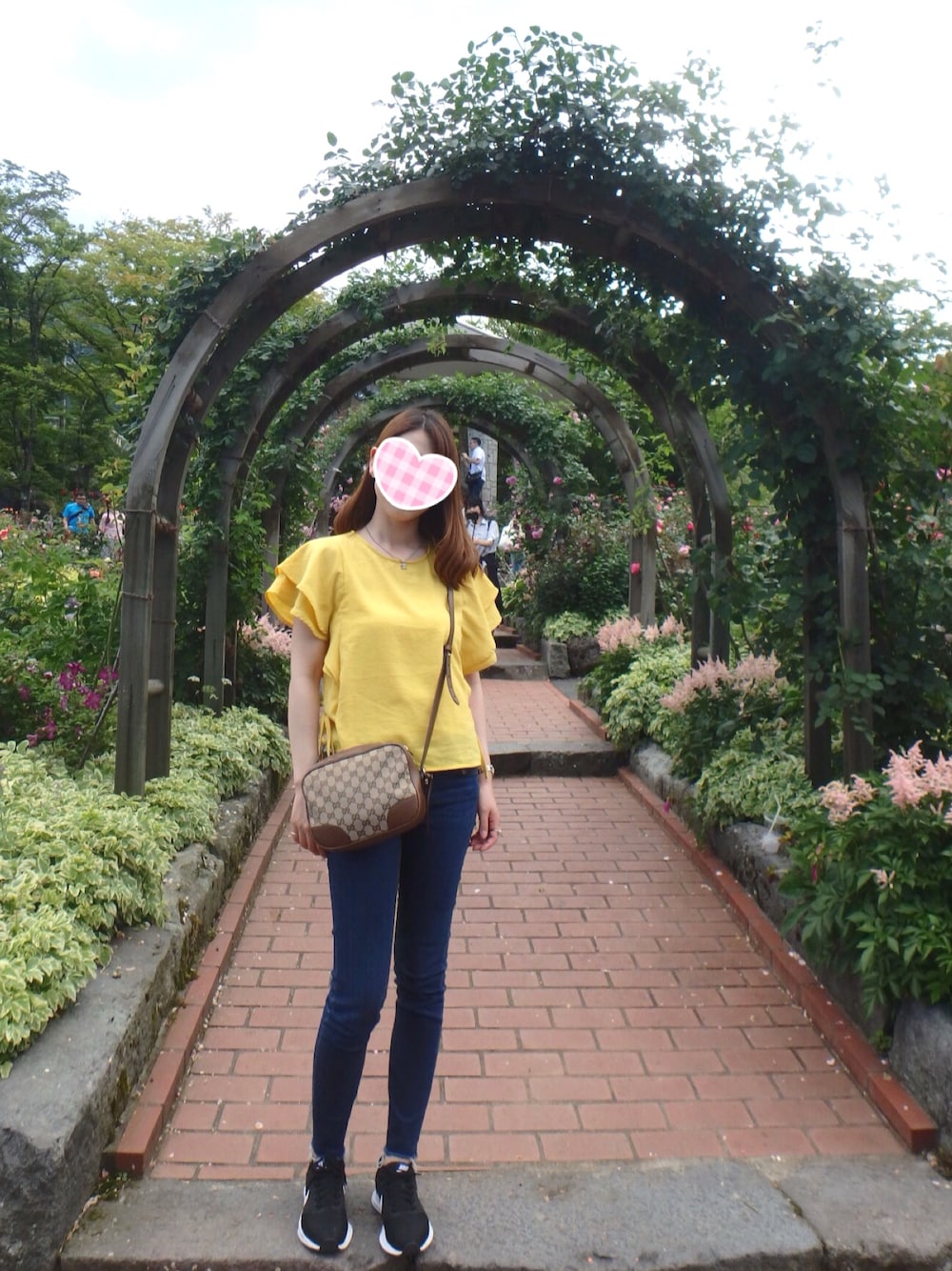 「箱根、カジュアル、旅行コーデ、ROPE' PICNIC(ROPE' PICNIC)、イエロー、ZARA、デニム、NIKE、GUCCI、chanel」｜「ROPE' PICNICの【HAPPY PRICE】リボン付きフレアブラウス（シャツ/ブラウス、イエロー系）」を使った、치에♡さん（レディース・159cm）の夏コーディネートの1枚目の写真