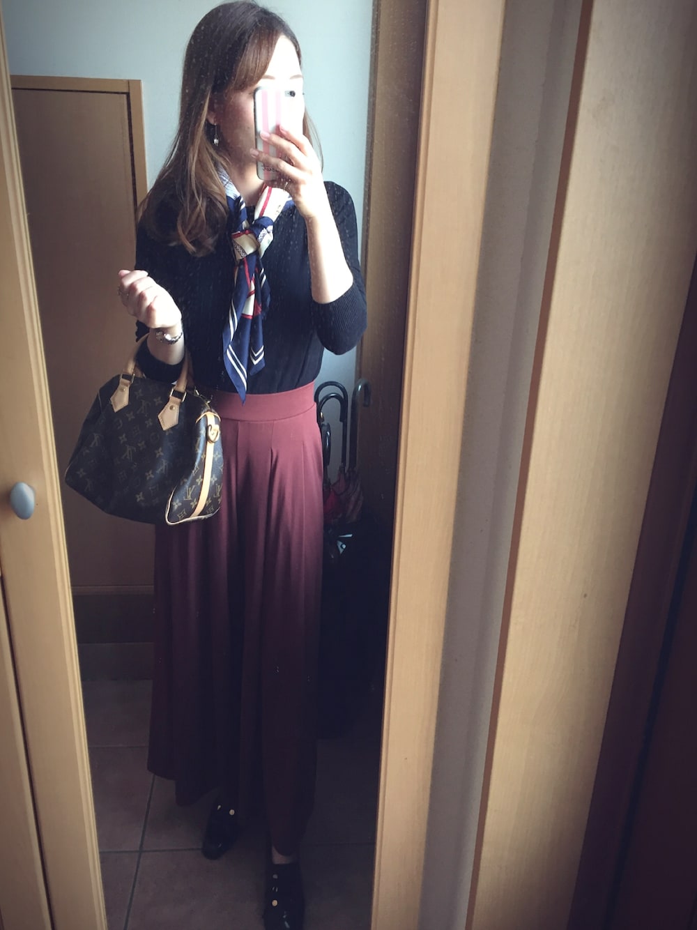 「秋コーデ、オトナ女子、キレイめ、Bershka、UNIQLO、スカーフ、LouisVuitton、RANDA」｜「Bershkaのアイテム（ニット/セーター、ブラック系）」を使った、치에♡さん（レディース・159cm）の秋コーディネートの1枚目の写真