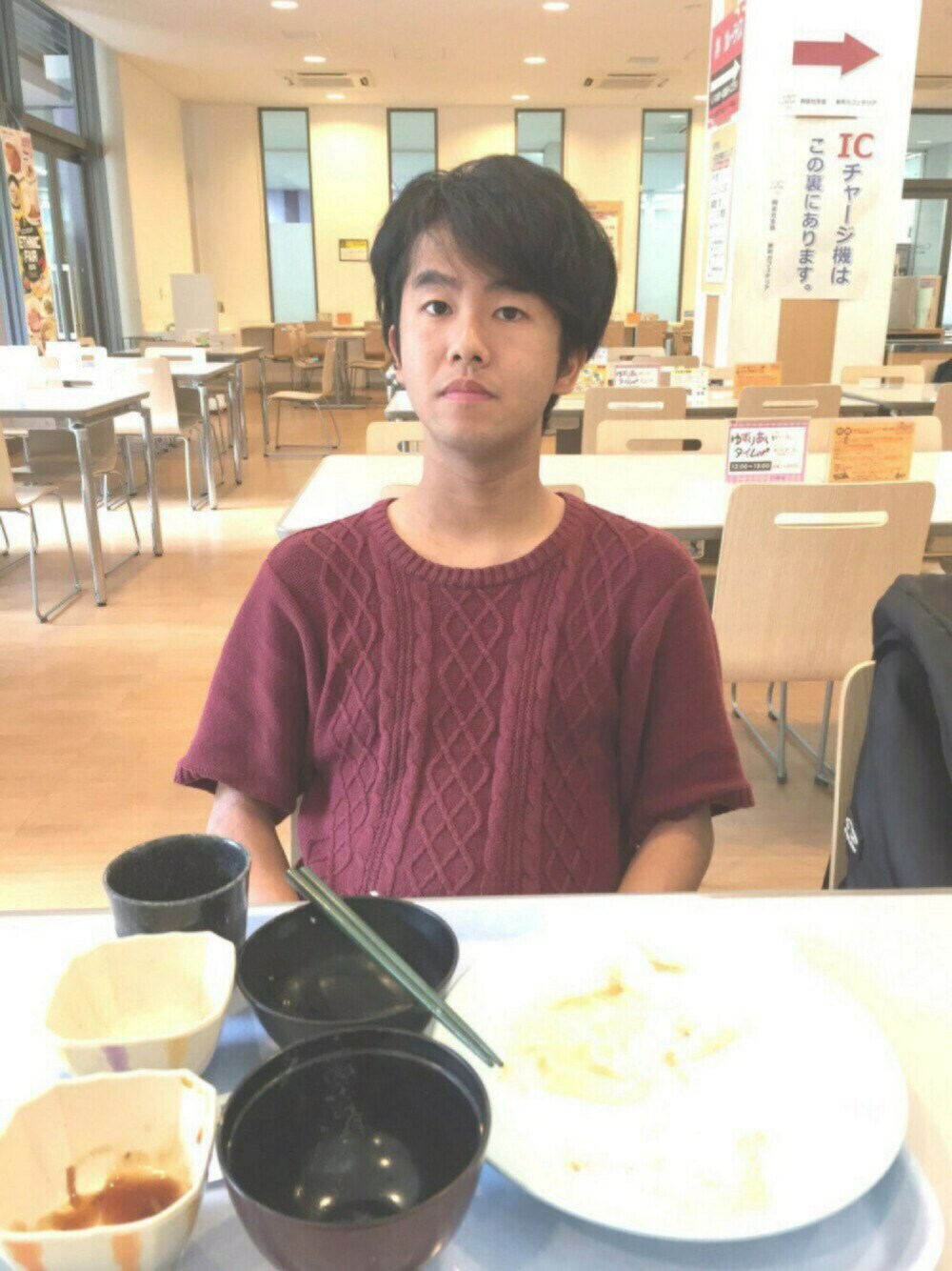 レッド系のニット/セーター、レッド系の口紅/リップティント/グロス、ブラウン系のその他を着用したキッズの夏コーディネートの1枚目の写真