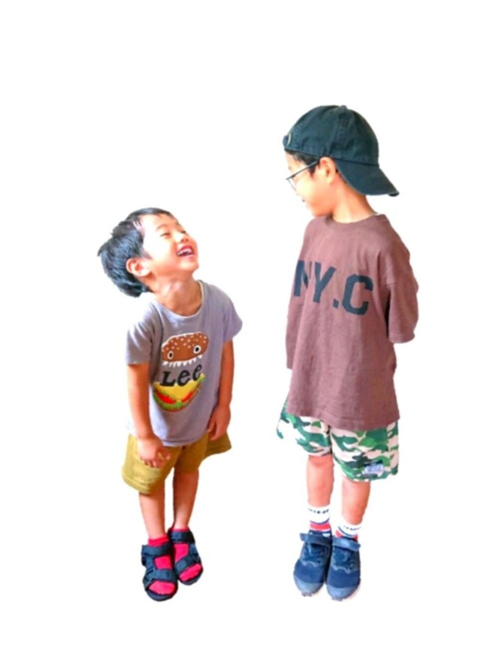 「カジュアルコーデ、サンダル、夏セールで買いました、キャップ、Branshes、NIKE」｜「JUNK STOREのNET別注ビッグシルエットプリントTシャツ　カットソー（Tシャツ/カットソー、ブラウン系）」を使った、konnさん（キッズ・110cm）の夏コーディネートの1枚目の写真