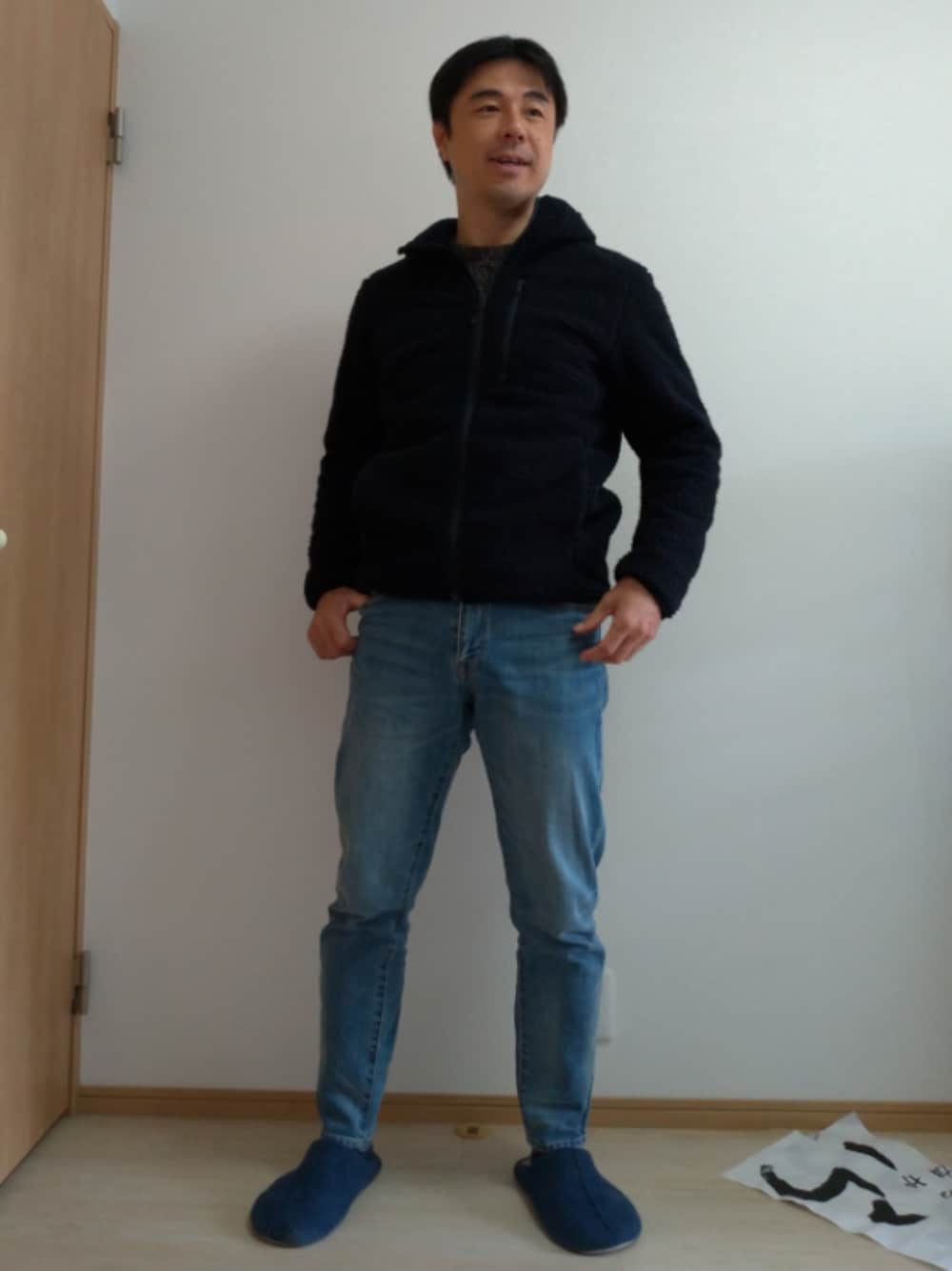 ブルー系のブルゾン、ブルー系のデニムパンツ、グレー系のニット/セーターを着用したメンズの冬コーディネートの1枚目の写真