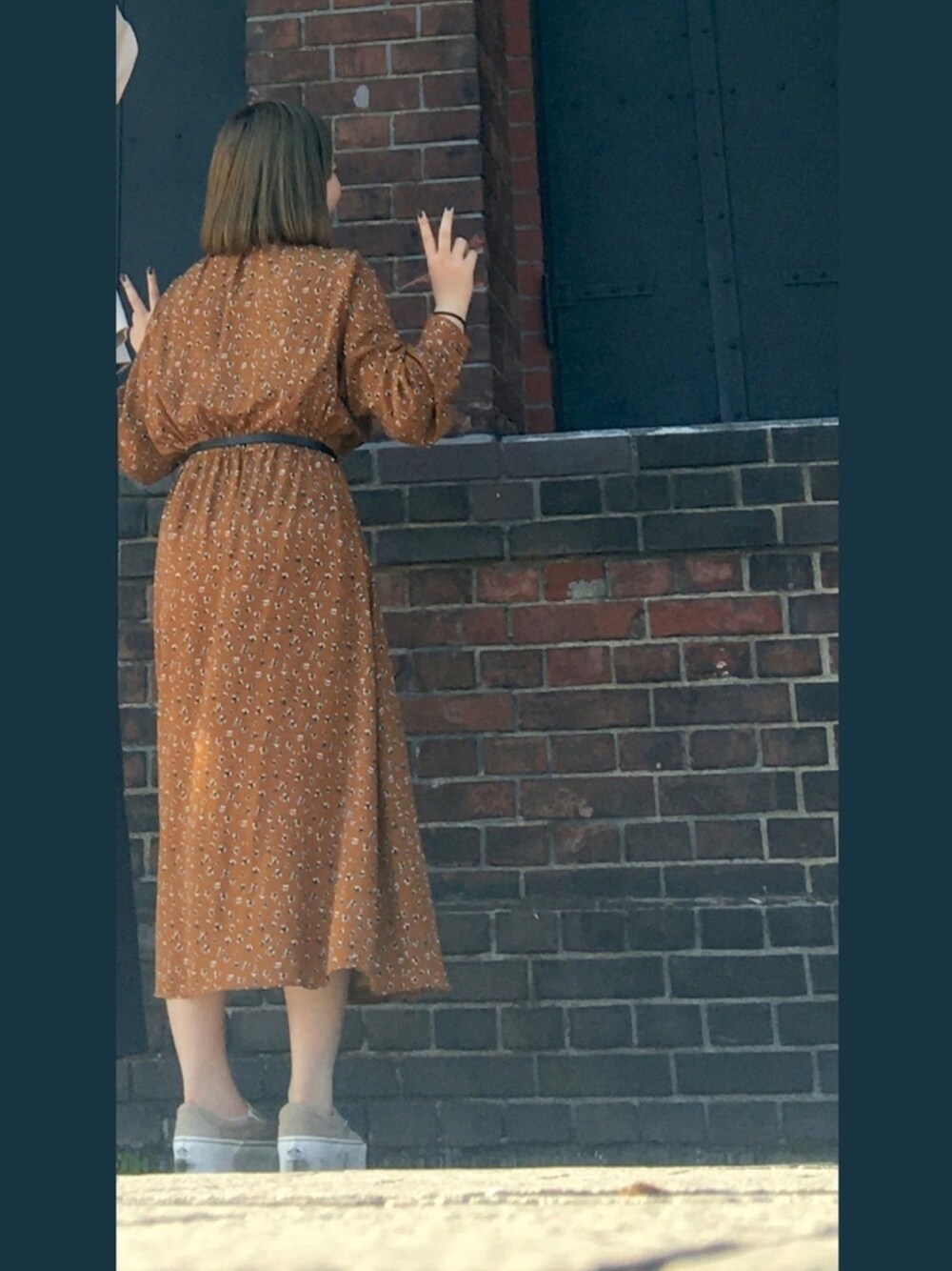 「春コーデ、ワンピース、小花柄ワンピース、赤レンガ倉庫、旅行、スニーカーコーデ、ショートカット、お出かけコーデ」｜「LOWRYS FARMのアイテム（ワンピース/ドレス、オレンジ系）」を使った、Cahoさん（レディース・157cm）の春コーディネートの1枚目の写真