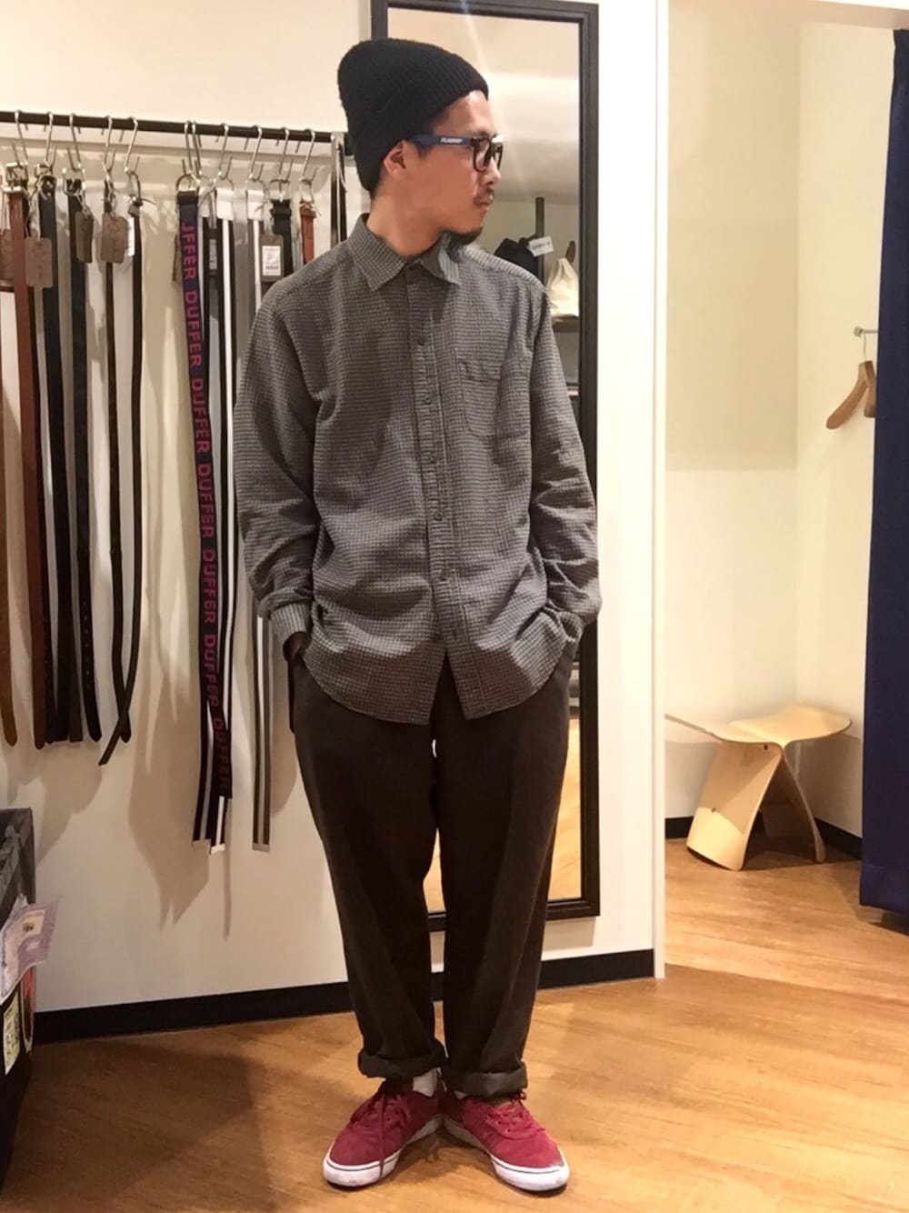 「スラックス、スニーカー、スケータースタイル、古着、めがね、ニット帽、カーキ、春コーデ、シャツスタイル、シャツ」｜「adidas Originalsのアイテム（スニーカー、レッド系）」を使った、柴田誠さん（メンズ・167cm）の冬コーディネートの1枚目の写真
