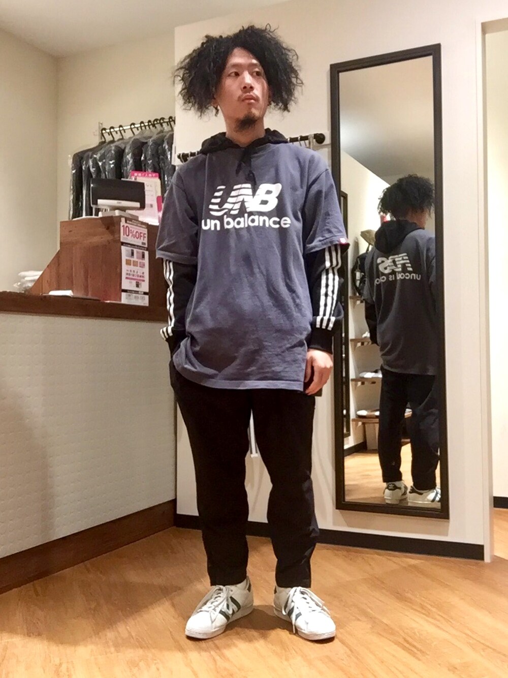 「オーバーサイズ、ストリート、スポーツミックス、ジャージ、Tシャツ、パーカー、トラックパンツ、スニーカー、アディダス、スーパースター」｜「PUNK DRUNKERSのアイテム（Tシャツ/カットソー、グレー系）」を使った、柴田誠さん（メンズ・167cm）の冬コーディネートの1枚目の写真
