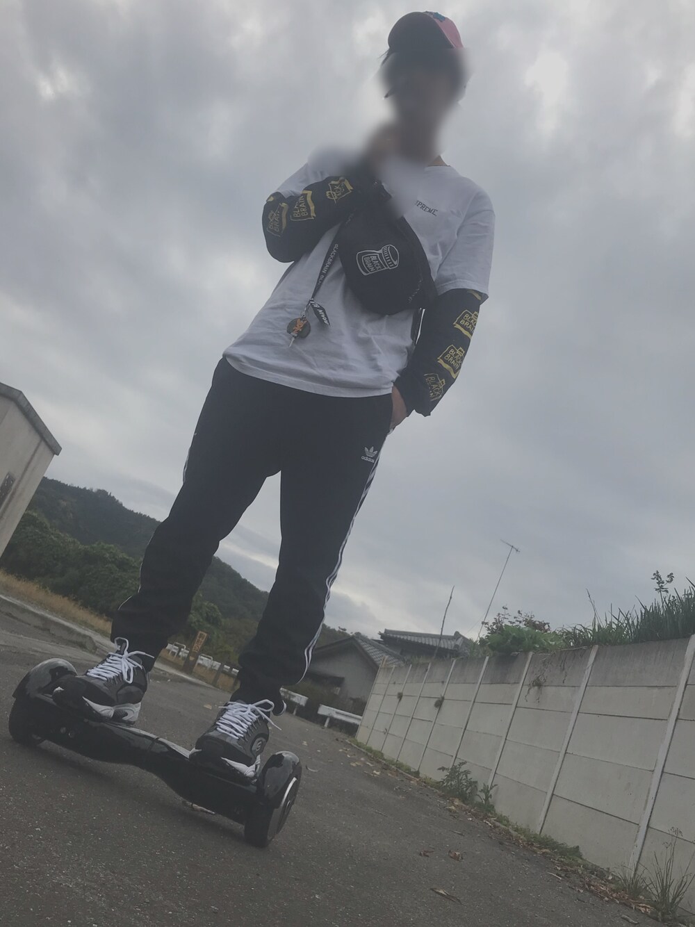 「セグウェイ、ダッドスニーカー、supreme、Blackbrain、ストリート、アディダスパンツ、Skechers」｜「BLACKBRAINのアイテム（トップス、ブラック系）」を使った、238さん（メンズ・176cm）の秋コーディネートの1枚目の写真