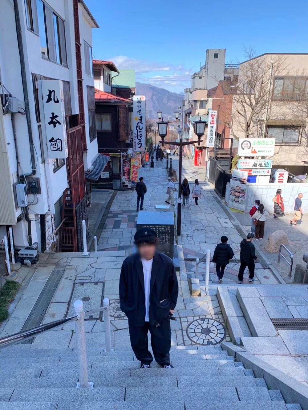 「伊香保旅行、セットアップ」｜「KANGOLの【KANGOL】 SMU Tropic Galaxy / 【カンゴール】 エスセムユー トロピック ギャラクシー ベレー帽 / オーバーライド（ハンチング/ベレー帽、ブラック系）」を使った、238さん（メンズ・176cm）の春コーディネートの1枚目の写真