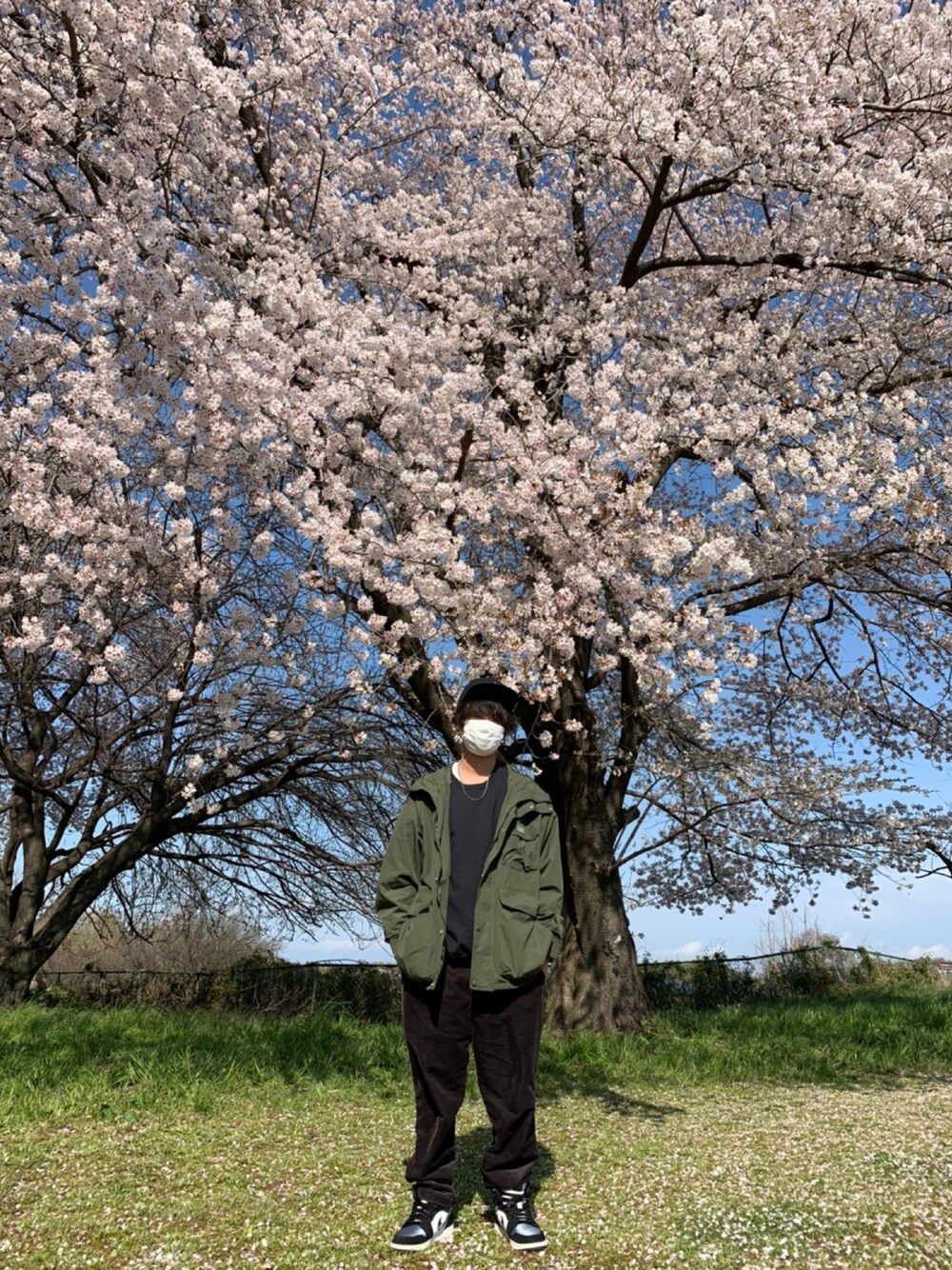 「　、桜」｜「WACKO MARIAのアイテム（キャップ、ブラック系）」を使った、238さん（メンズ・176cm）の春コーディネートの1枚目の写真