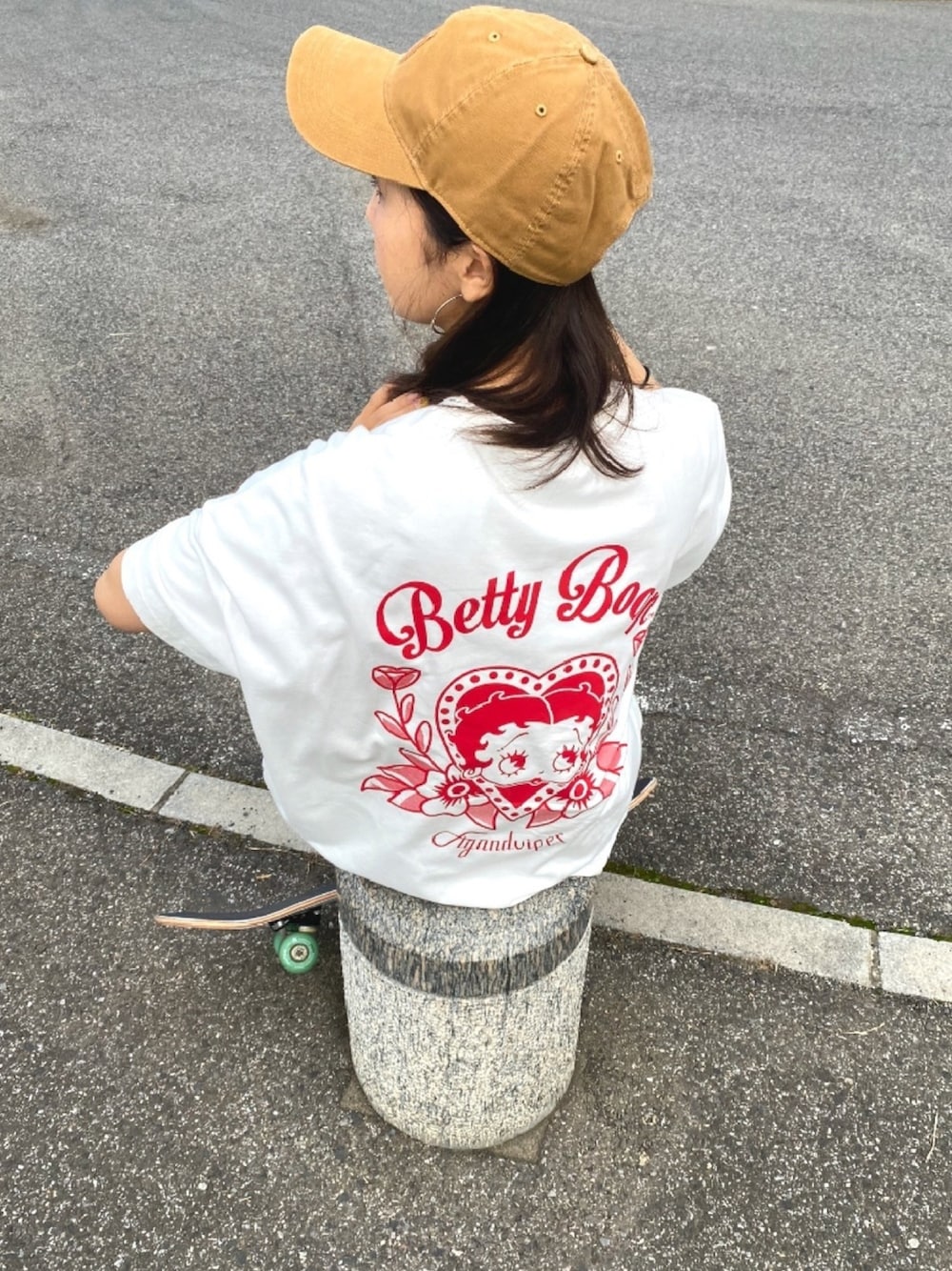 「春夏コーデ、ビッグシルエット、カーハート、キャップ、メンズライク、リラックススタイル、ゆるコーデ、ループトウキョウ、bettyboop、figandviper」｜「FIG&VIPERのBettyコラボBIG-T（Tシャツ/カットソー、ホワイト系）」を使った、りょんさん（レディース・165cm）の春コーディネートの1枚目の写真